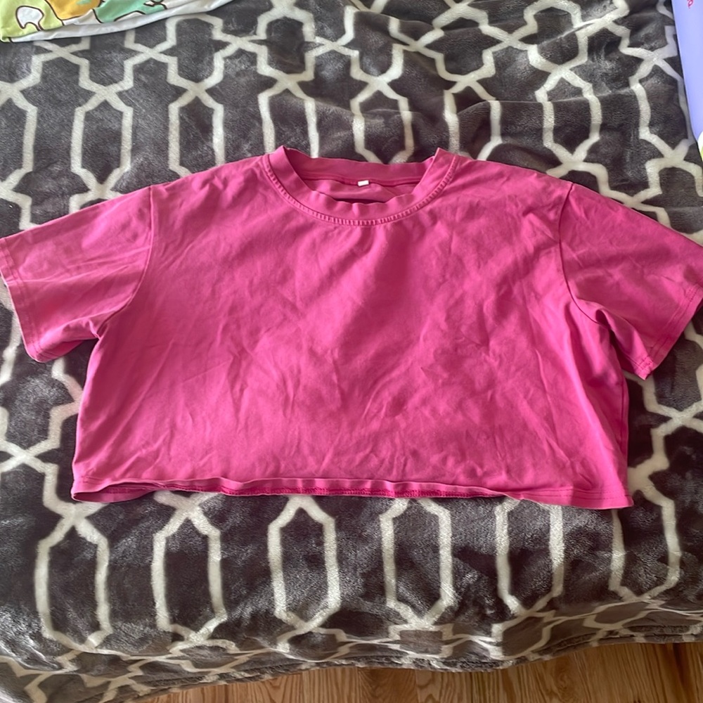 Size L, pink crop top tee